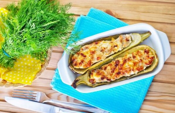 A mediterrán étrend gazdag zöldséges ételekben, például cukkiniben feta sajttal