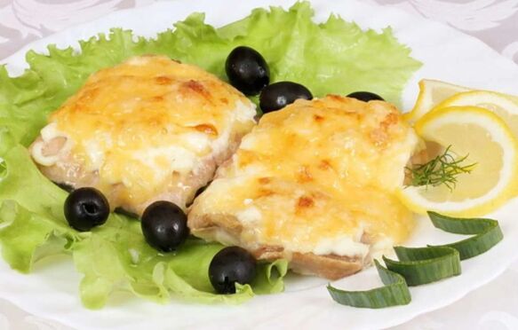 A sült hal sajttal ízletes és egészséges étel lesz a mediterrán diétás menüben.